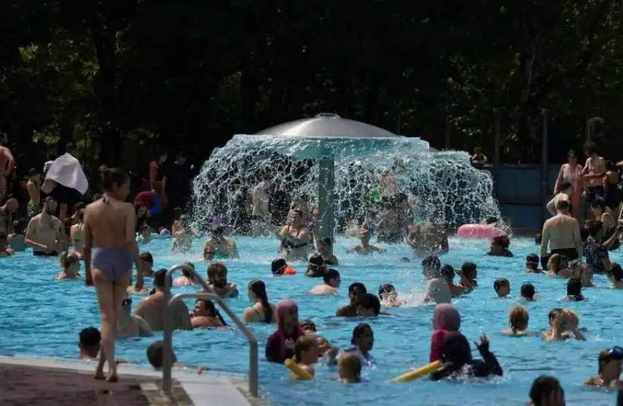 بعد حوادث مثيرة للجدل.. سويسرا تحظر دخول الأجانب إلى المسابح العامة!