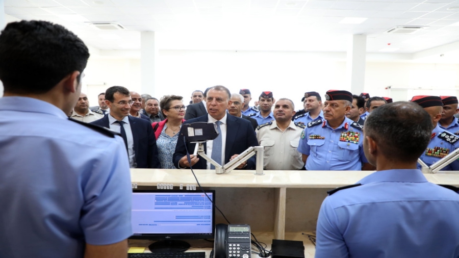 وزير الداخلية يفتتح مبنى الحافلات وغرفة الإدارة المتكاملة في مركز حدود جابر
