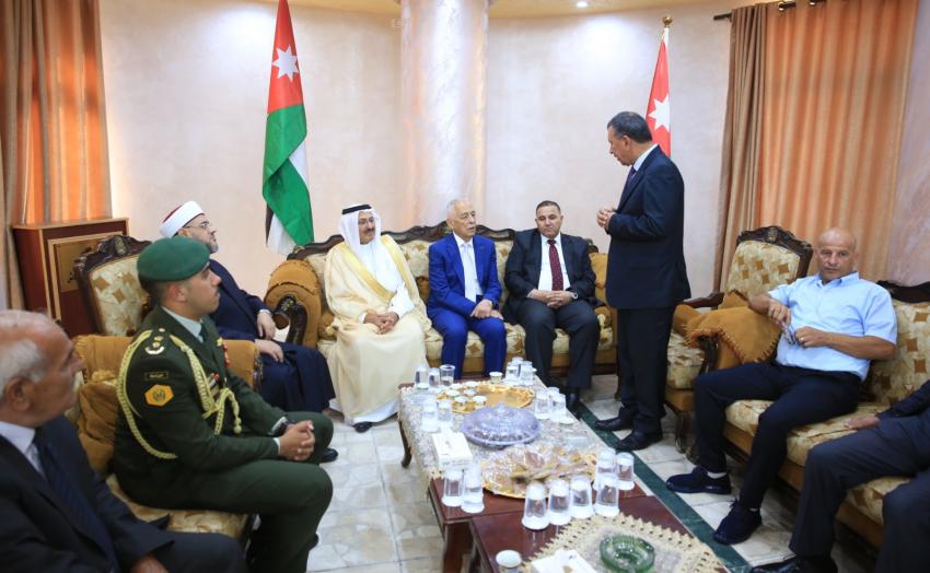 مندوبا عن الملك وولي العهد .. العيسوي يعزي عشائر آل عباسي