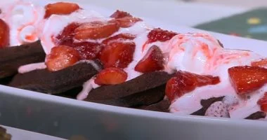 طريقة عمل وافل براونيز الشيكولاتة والفراولة