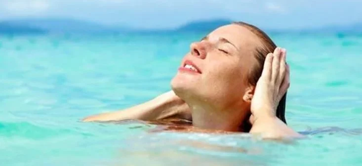 نصائح للحفاظ على الشعر قبل وبعد السباحة...حتى يبقى لامع وقوي