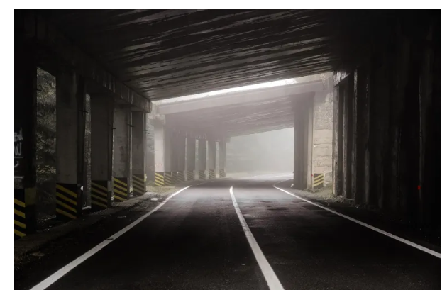 لأول مرة .. الكيمياء تسمح برؤية واضحة عبر الضباب الكثيف على الطرق