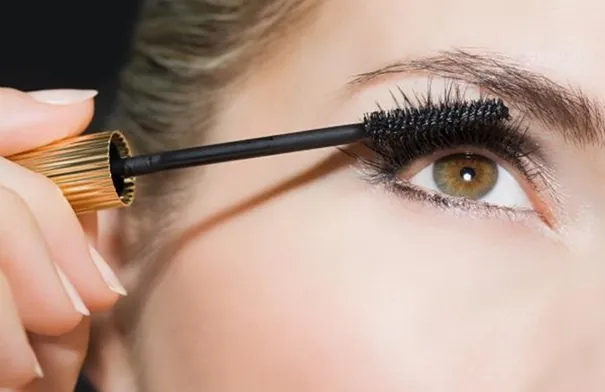 تحذير طبي من الماسكارا المقاومة للماء.. قد تضر العيون
