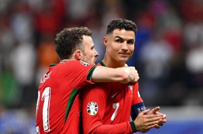 ما قصة زيارة كريستيانو رونالدو لقبر ديوغو جوتا سرا؟ (صورة )