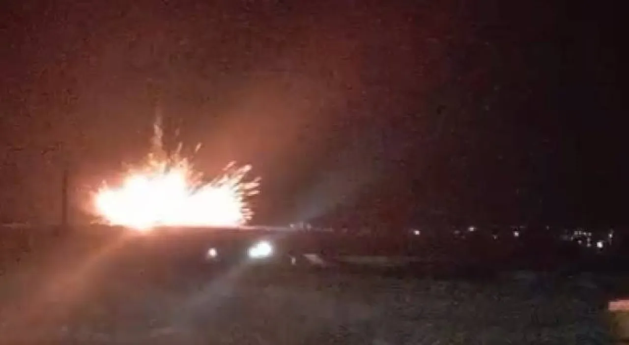 انفجار مستودع أسلحة في ريف إدلب في سوريا