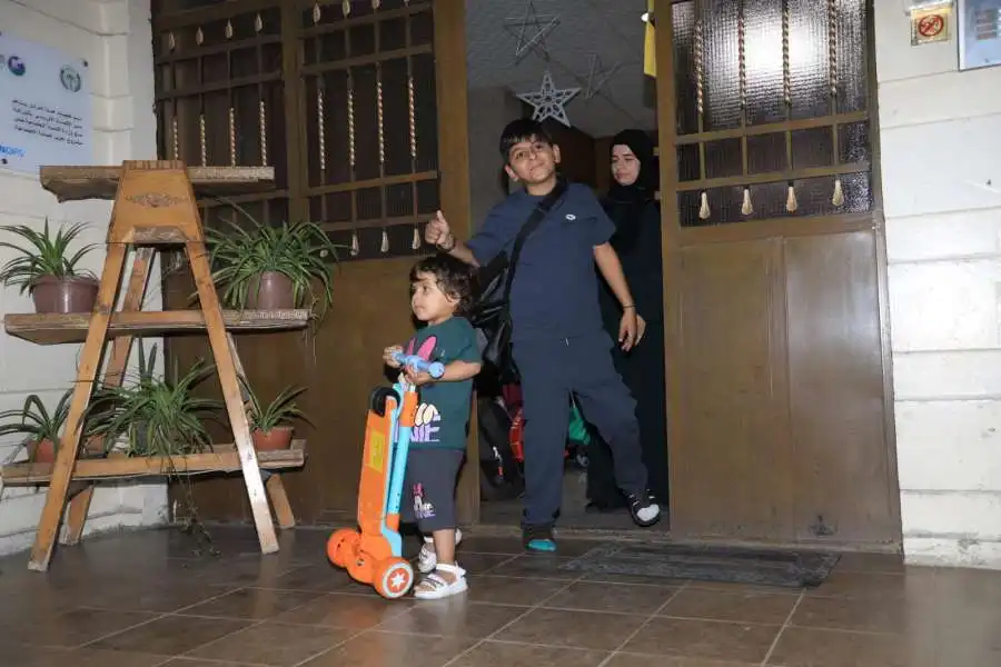 بالصور...طفلان من غزة يستكملان العلاج في المستشفيات الأردنية ويعودان مع ذويهما إلى القطاع