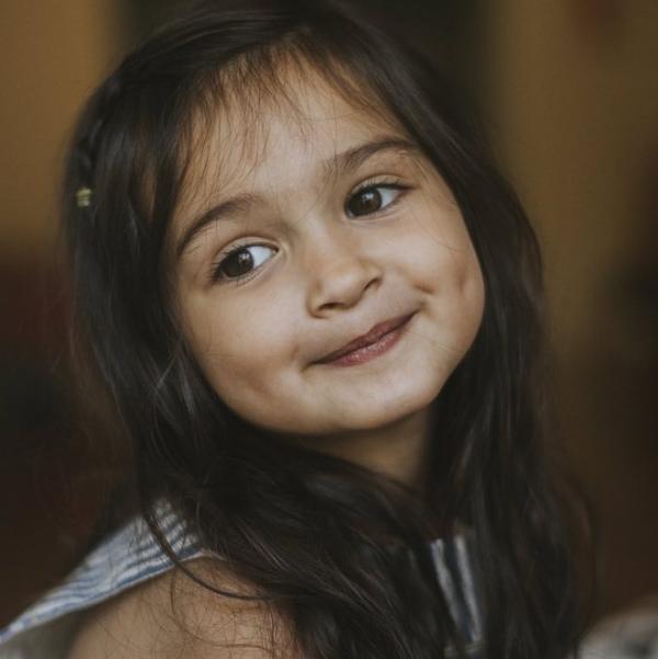 الغمازات: سحر الابتسامة وعلم الوراثة