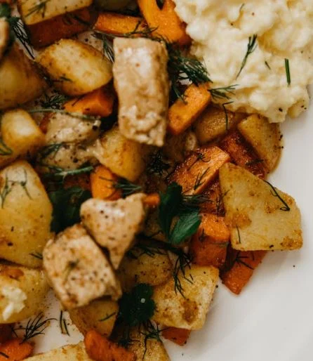 طريقة عمل طاجن البطاطس بالجزر وصدور الدجاج