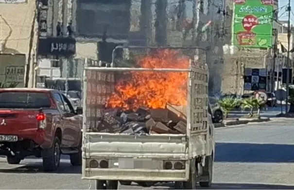 الدفاع المدني يخمد حريق ديانا مُحملة بكراتين لإعادة التدوير في مأدبا