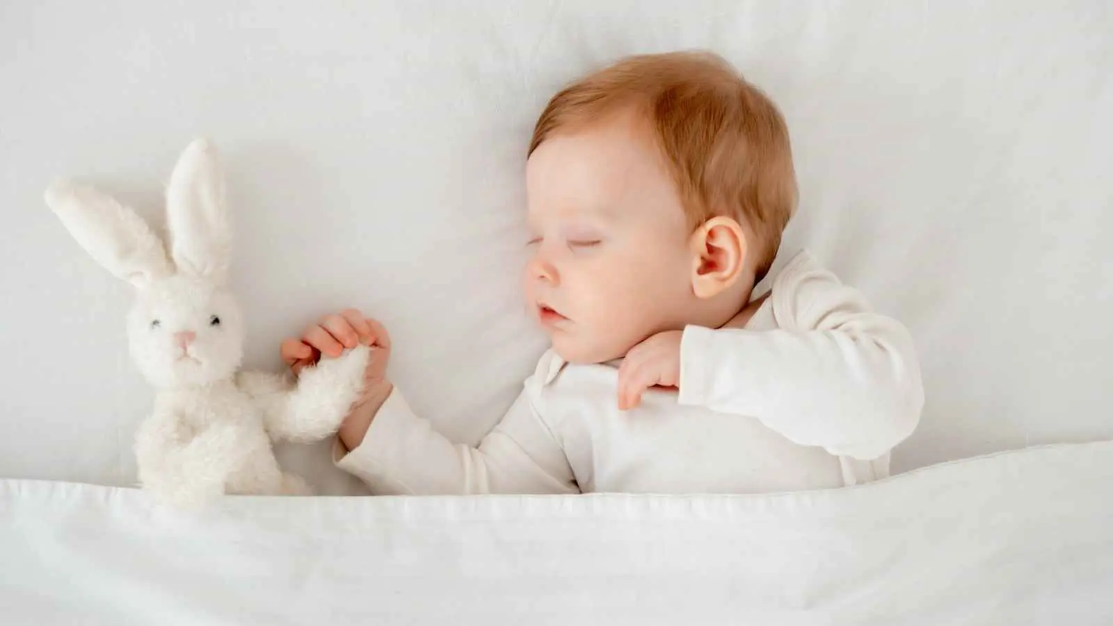 النوم عند الرضّع: كم ساعة يحتاجها طفلي؟