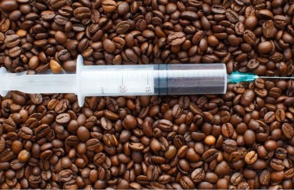 حقن القهوة.. ترند صحي خطير يفتقر للأدلة العلمية