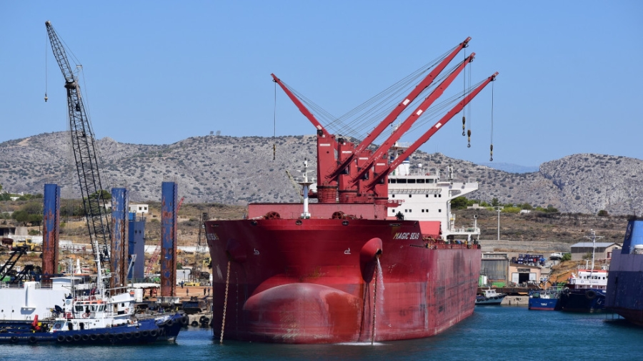 إنقاذ 6 وفقدان 15 من طاقم سفينة يونانية أغرقها الحوثيون في البحر الأحمر