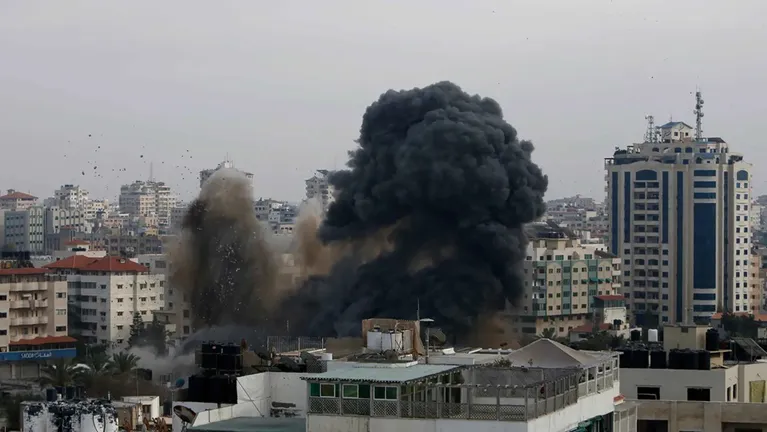 4 شهداء وعدد من الجرحى بقصف الاحتلال منزلا وسط قطاع غزة