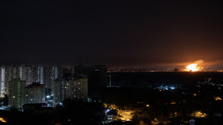 زيلينسكي يدعو إلى فرض عقوبات على روسيا بسرعة أكبر