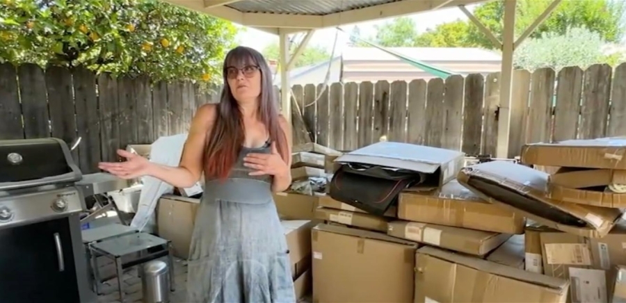 خطأ بائع صيني يحوّل حياة أميركية إلى فوضى.. طرود من أمازون لعام كامل