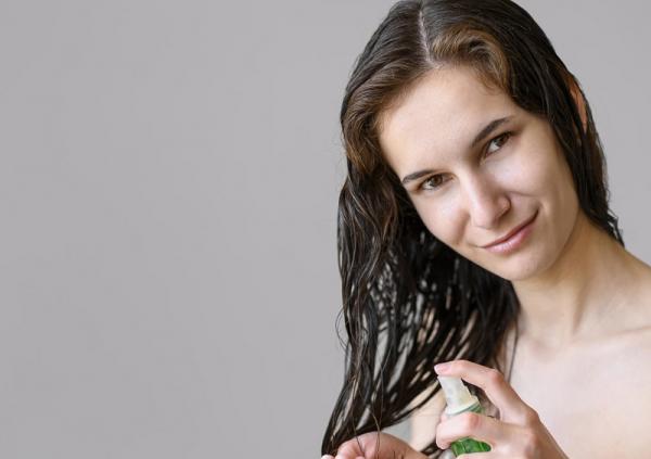 ماسك إكليل الجبل للشعر .. علاج طبيعي يُعيد القوة واللمعان من الجذور حتى الأطراف