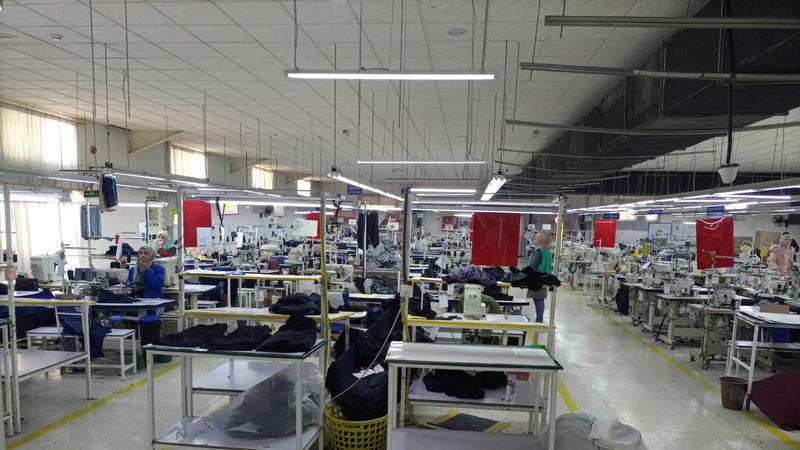 محافظ الطفيلة يتفقد مصنع الألبسة الجاهزة في منطقة أرويم