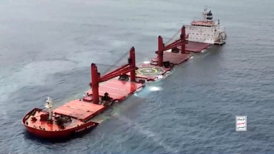 شركة تعتقد مقتل شخص من بين 5 من طاقم سفينة أغرقها الحوثيون