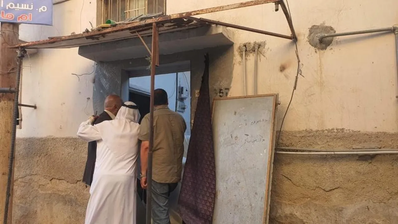 بالفيديو ... إصابة 7 أشخاص في انهيار سقف منزل في مخيم الزرقاء