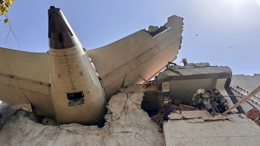 تحقيق: انقطاع الوقود عن محركي طائرة الخطوط الهندية قبل لحظات من تحطمها