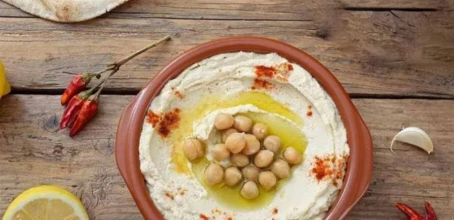 علماء من أوكسفورد يحسمون الجدل: هذه أفضل طريقة لأكل الحمص!