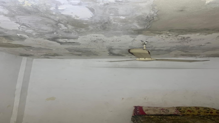 إخلاء بناية سكنية من طابقين في مخيم إربد احترازيا بسبب تصدعات خطيرة