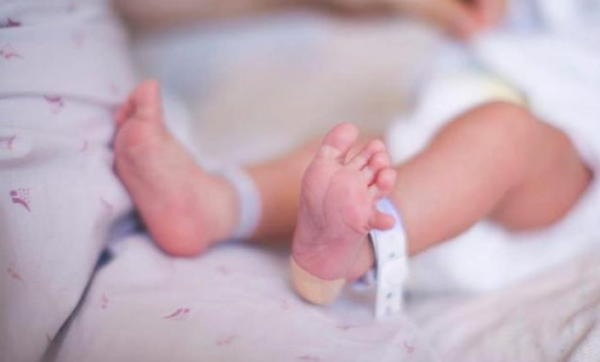 للمرة الثانية .. سيدة تضع مولودها داخل سيارة إسعاف على يد نفس المسعف