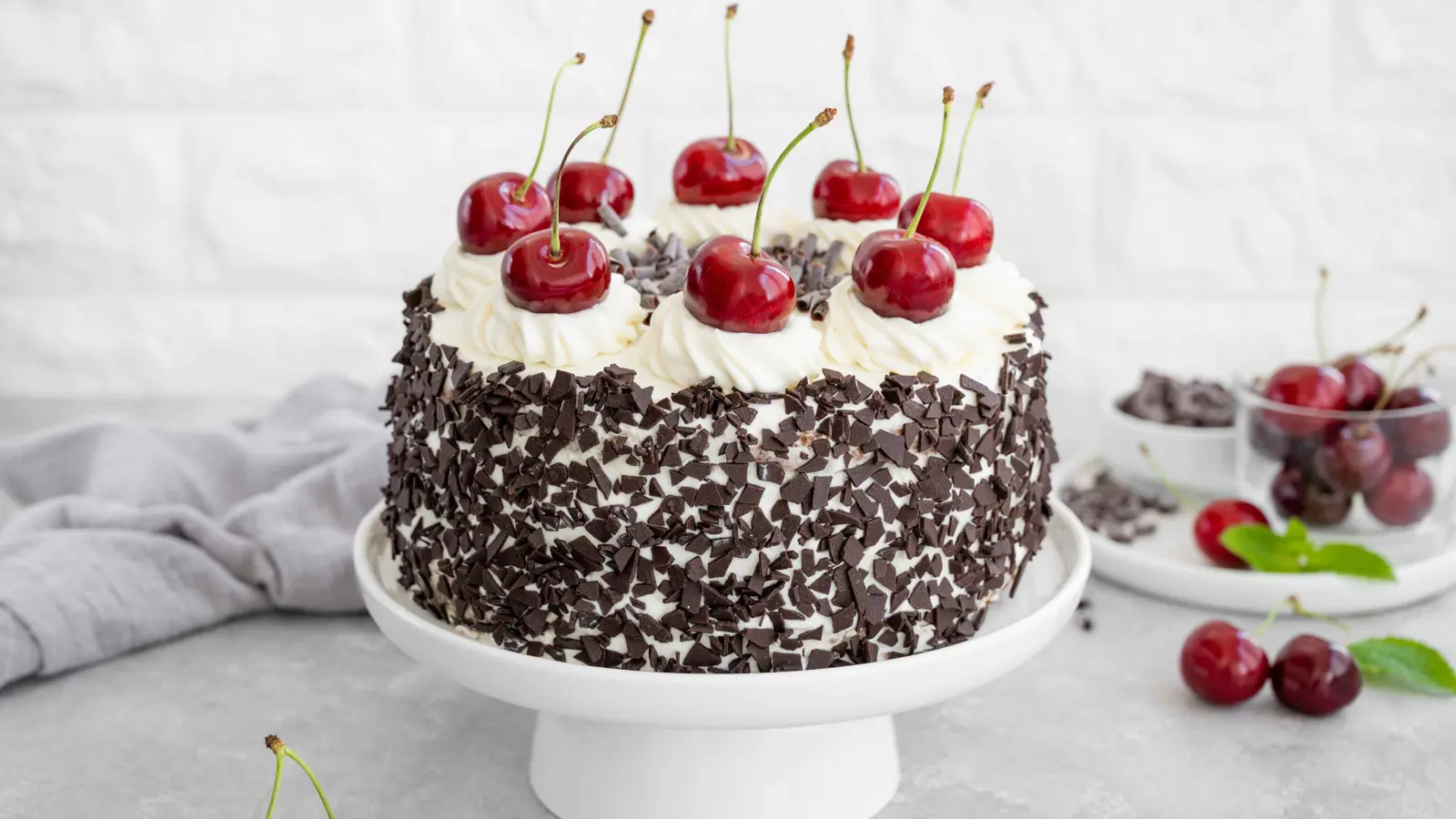 طريقة عمل كيكة الغابة السوداء الأصلية مثل الجاهزة