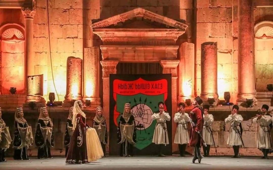 فرقة نادي الجيل تقدم فلكلور وتراث الشركس على المسرح الجنوبي