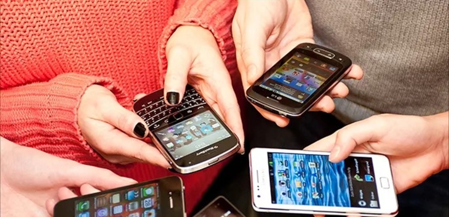 إدمان رقمي .. كم مرة يتحقق الشباب من هواتفهم في اليوم؟