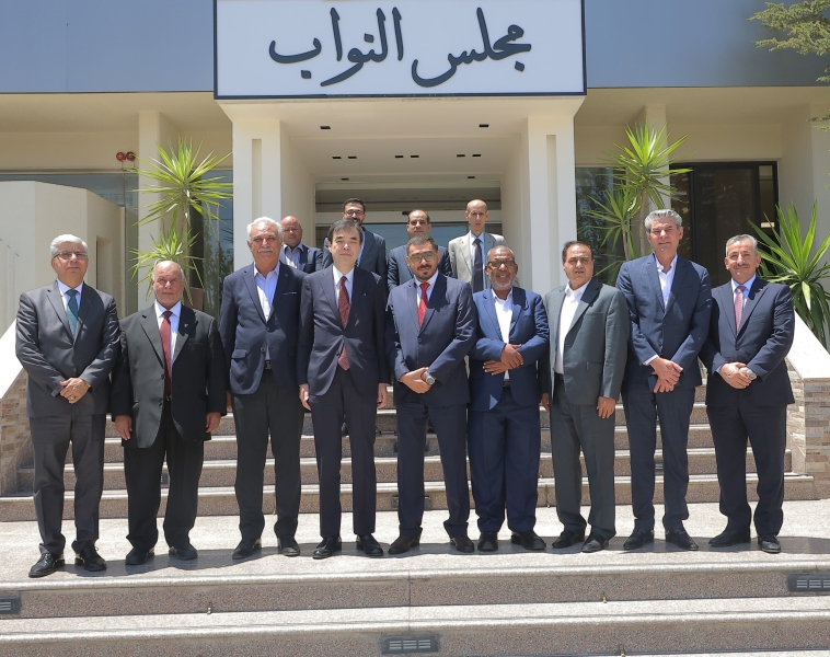 البيئة النيابية تبحث والسفير الياباني تعزيز التعاون الثنائي