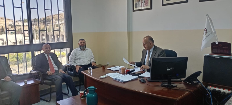 محافظ الطفيلة يتفقد سير عمل مكتب الأحوال المدنية في بصيرا