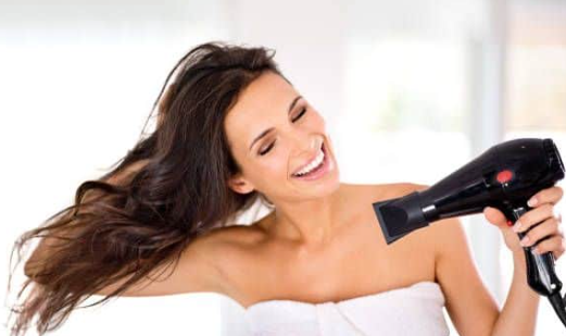 8 أخطاء تجنبيها عند استخدام مجفف الشعر