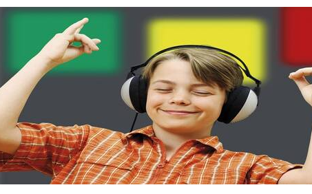 خبراء يحذرون .. سماعات الرأس تهدد سمع الشباب وتزيد خطر الإصابة بأمراض عصبية