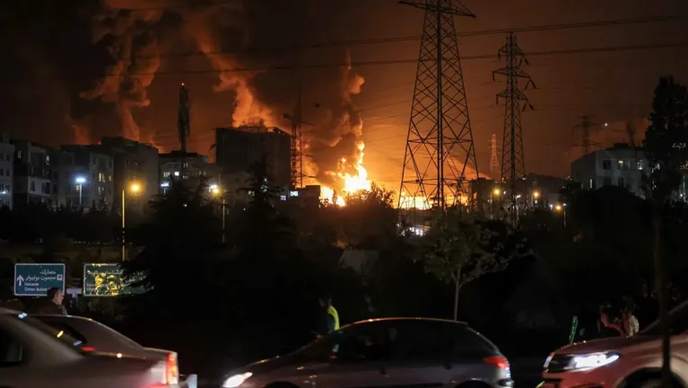 اندلاع حريق جراء انفجارات غامضة في طهران