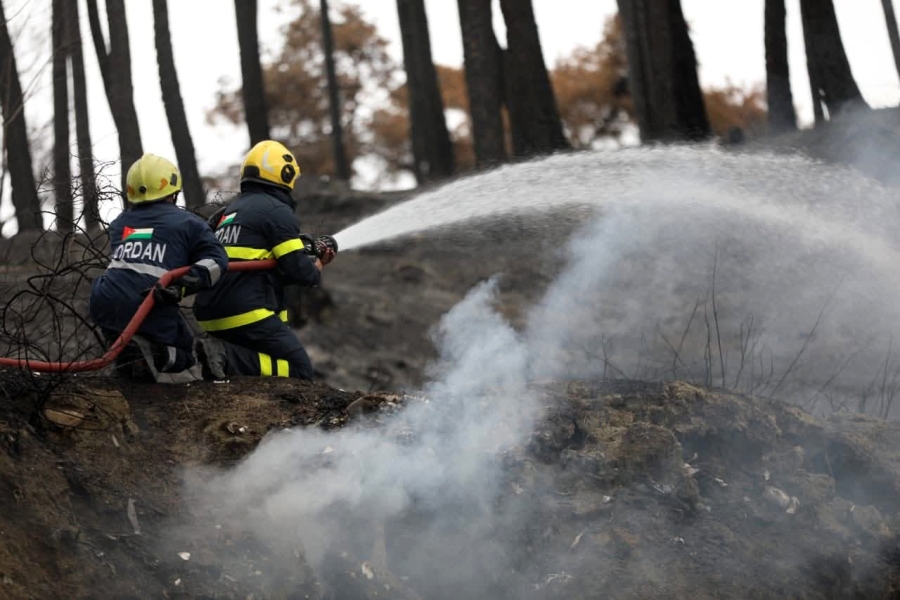 سواعد الدفاع المدني الأردني تخمد ألسنة اللهب في أشجار اللاذقية السورية