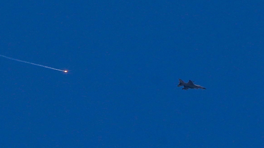 قوات الاحتلال تعلن استهداف مدخل مجمع الأركان العامة في دمشق