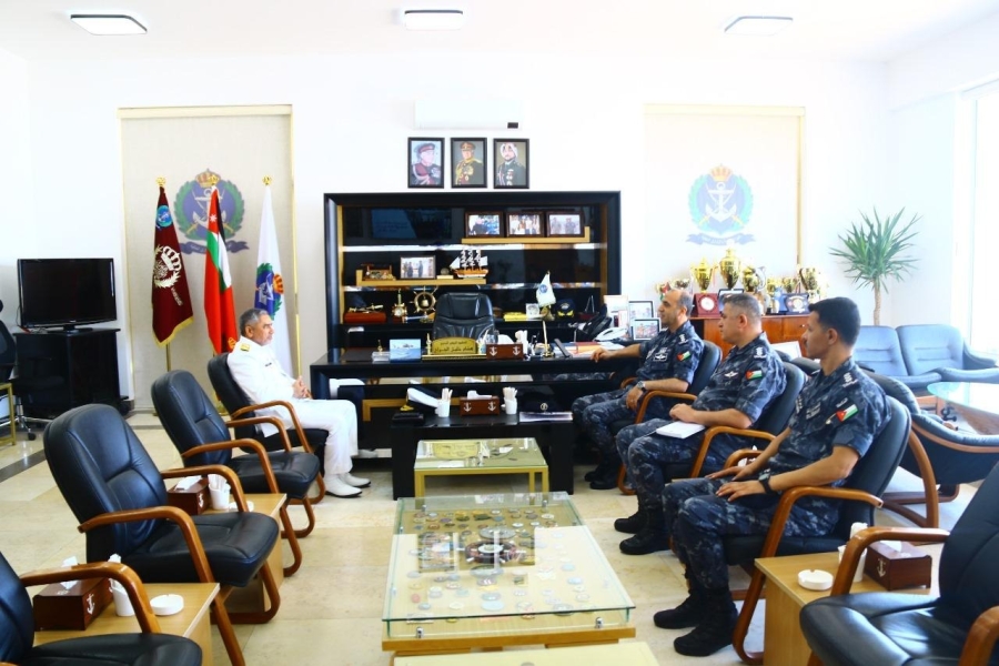 وفد عسكري باكستاني يزور القوة البحرية والزوارق الملكية