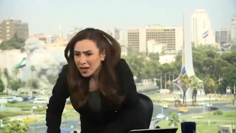 بالفيديو...غارة إسرائيلية على دمشق تُفزع مذيعة على الهواء