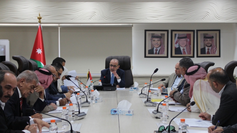 وزير الإدارة المحلية يؤكد أهمية استمرارية عمل البلديات وضرورة مراجعة الموازنات