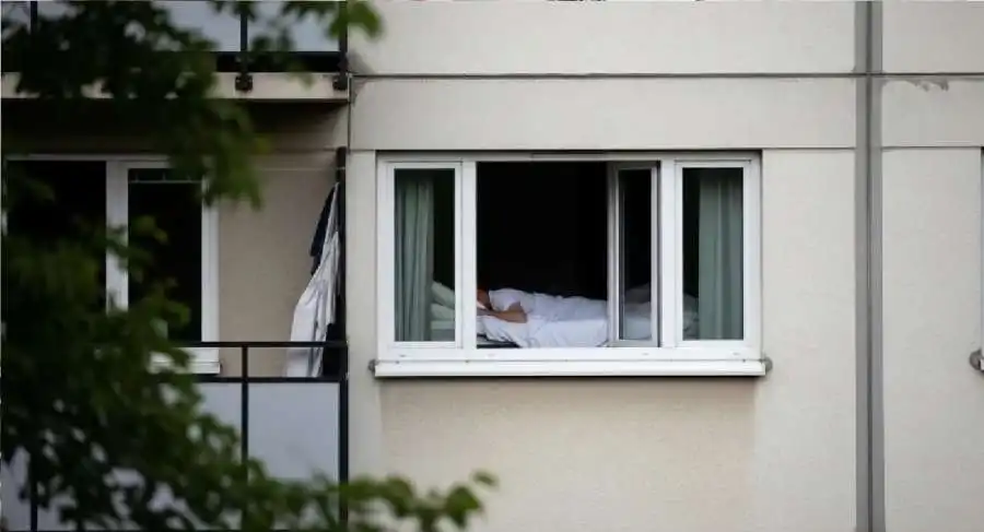 وفاة غريبة.. هندي تدحرج من سريره فسقط من النافذة!