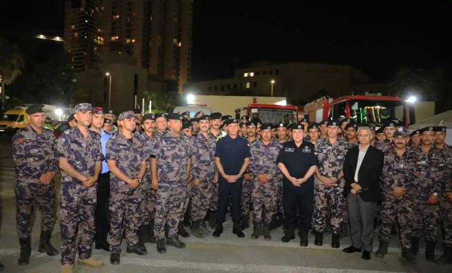 مدير الأمن العام ينقل تحيات الملك واعتزازه بالفريق الأردني المشارك في إخماد حرائق سوريا