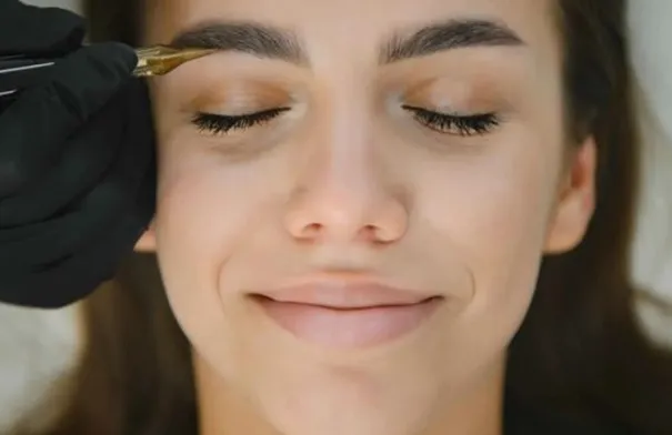 كل ما تحتاجين معرفته عن تقنية النانوبليدنغ للحواجب