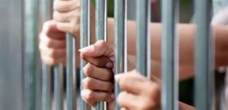 حبس المتهمة بسرقة مشغولات ذهبية من محل تجاري