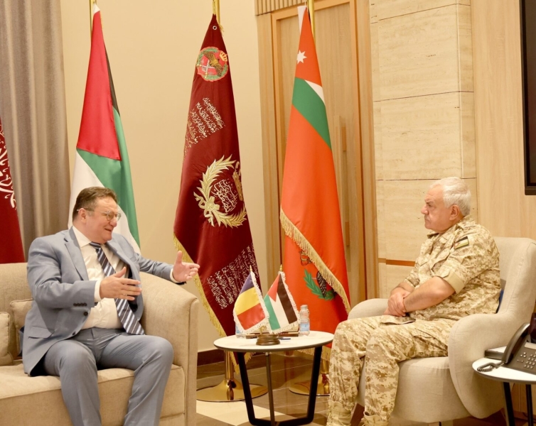 رئيس هيئة الأركان يستقبل السفير الروماني في عمّان