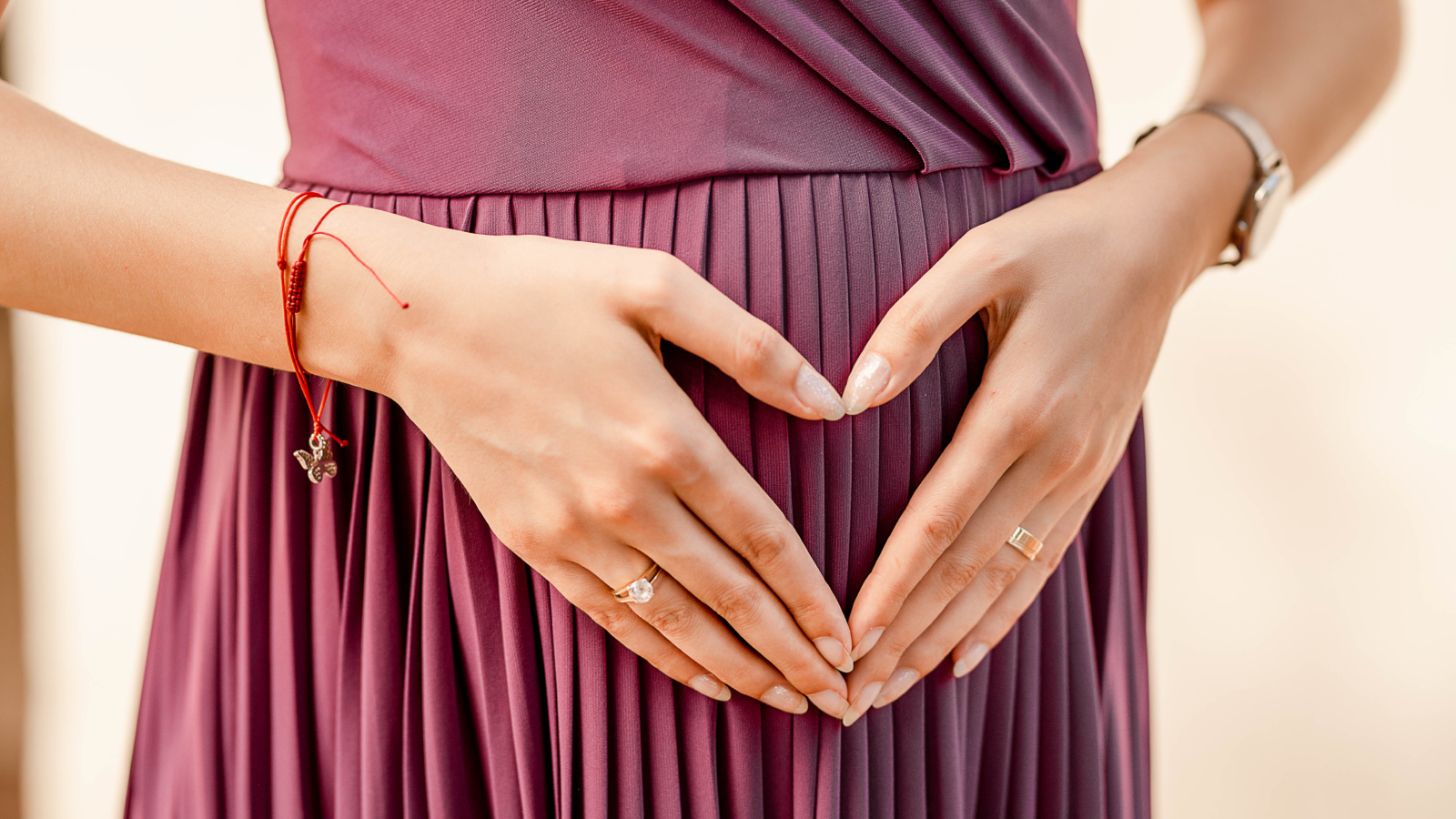 كيف تتعرفين على الحمل الخفي؟ علامات مفاجئة