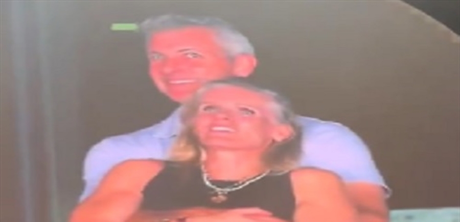 فضيحة... موظفة في شركة شهيرة بين أحضان مديرها