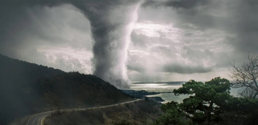 إعصار يهدّد هذه الدولة: أعلى درجات التأهب وإلغاء مئات الرحلات الجوية!