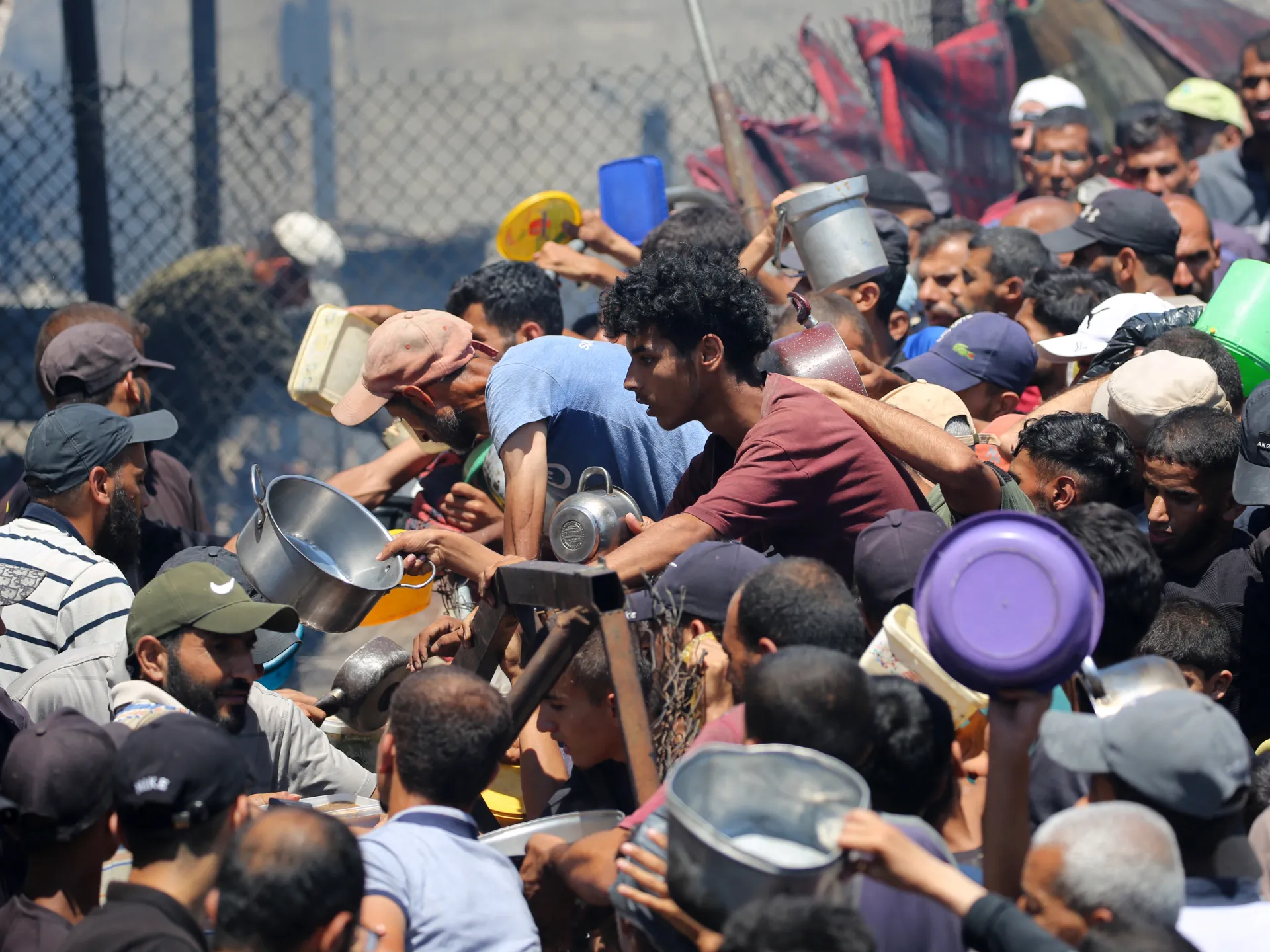 إسرائيل تقرر عدم تمديد تأشيرة رئيس أوتشا لتنديده بقتل المجوعين في غزة