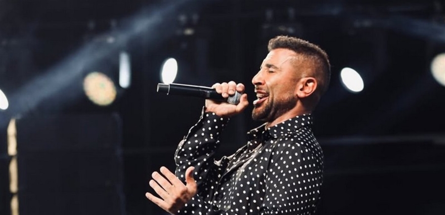 شبهها الجمهور بأنها نسائية.. أحمد سعد يُثير الجدل بإطلالة غريبة تعرّضه للإنتقادات